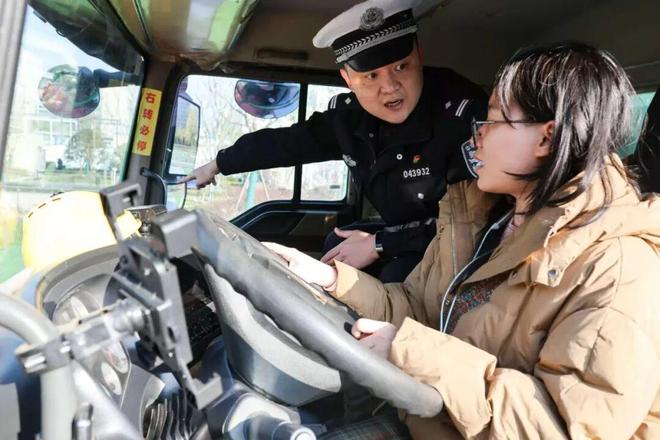 市民坐上渣土车驾驶座这场安全教育让人“看见”危险—闵行公安“平安快闪”活动迎来交通安全专场(图3)