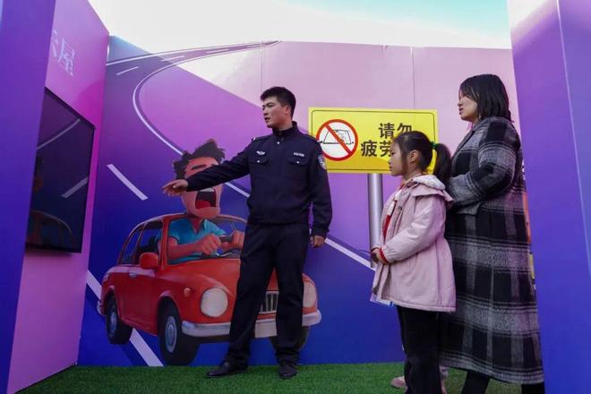 市民坐上渣土车驾驶座这场安全教育让人“看见”危险—闵行公安“平安快闪”活动迎来交通安全专场(图4)