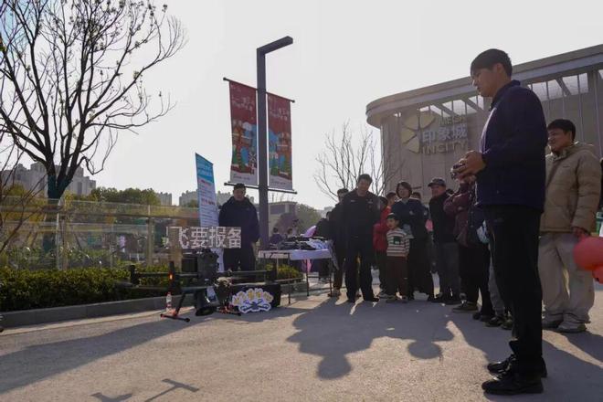 市民坐上渣土车驾驶座这场安全教育让人“看见”危险—闵行公安“平安快闪”活动迎来交通安全专场(图5)