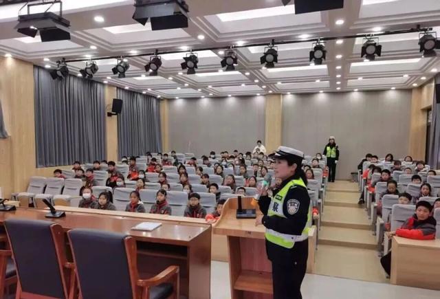 交通安全宣传进校园护航青春平安路(图2)