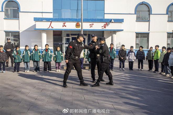邯郸复兴区：萌娃进警营体验别样“警”彩(图2)