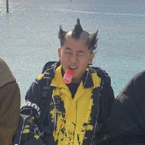 橙黄间隔反光招手的交通锥卡通