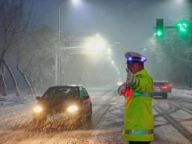 迎战立春降雪伊宁县公安局全力筑牢道路交通