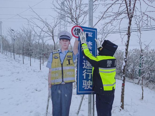 迎战立春降雪伊宁县公安局全力筑牢道路交通安全防线(图2)