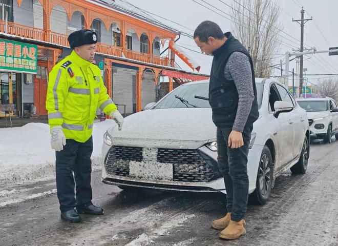 迎战立春降雪伊宁县公安局全力筑牢道路交通安全防线(图3)