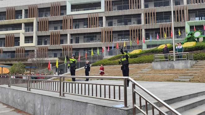 安全“童”行武汉汉阳交警点亮平安开学季