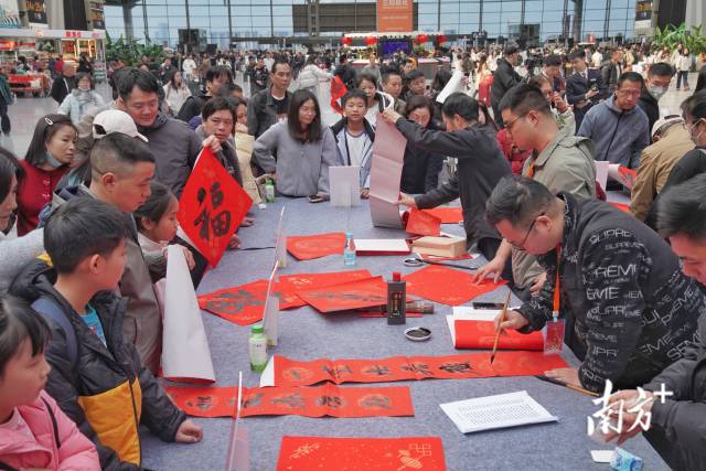 繁忙的春运生动的大湾区