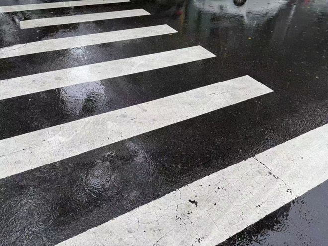 危险!下雨天千万别踩马路上的白线!(图1)