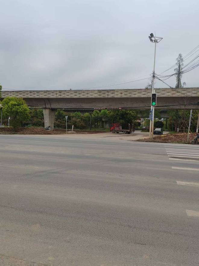 抢在暴风雨来临前22米存在安全隐患的跨街广告牌被定点清除(图2)