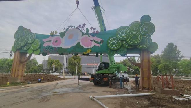 抢在暴风雨来临前22米存在安全隐患的跨街广告牌被定点清除(图3)