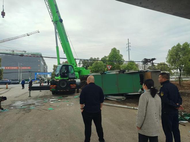 抢在暴风雨来临前22米存在安全隐患的跨街广告牌被定点清除(图4)