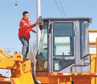 新疆玛依塔斯防风雪抢险基地副班长李长青——驻扎大风口全力保畅通（守望）(图1)