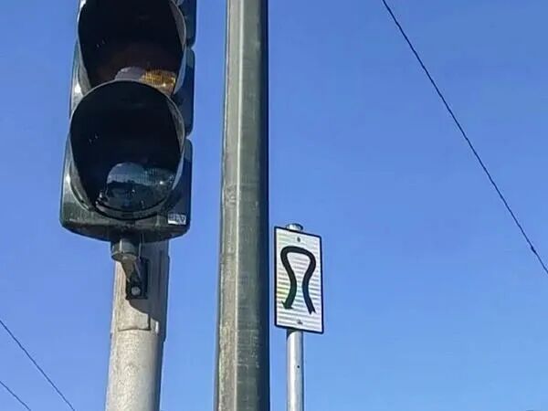 造型特殊雅典市中心这个新交通标志你看懂了吗？(图1)