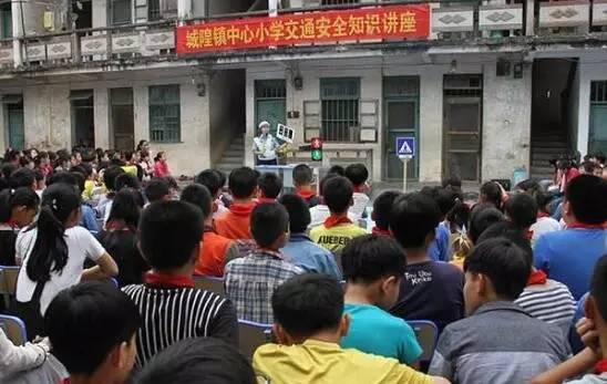 兴业交警深入县城隍镇给“红领巾”、娃娃们上交通安全课(图1)