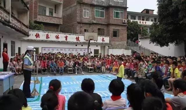 兴业交警深入县城隍镇给“红领巾”、娃娃们上交通安全课(图2)