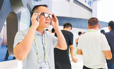 记者现场体验消博会展出的新品——科技激发消费新动能（探馆消博会）(图1)