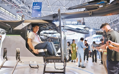 记者现场体验消博会展出的新品——科技激发消费新动能（探馆消博会）(图2)