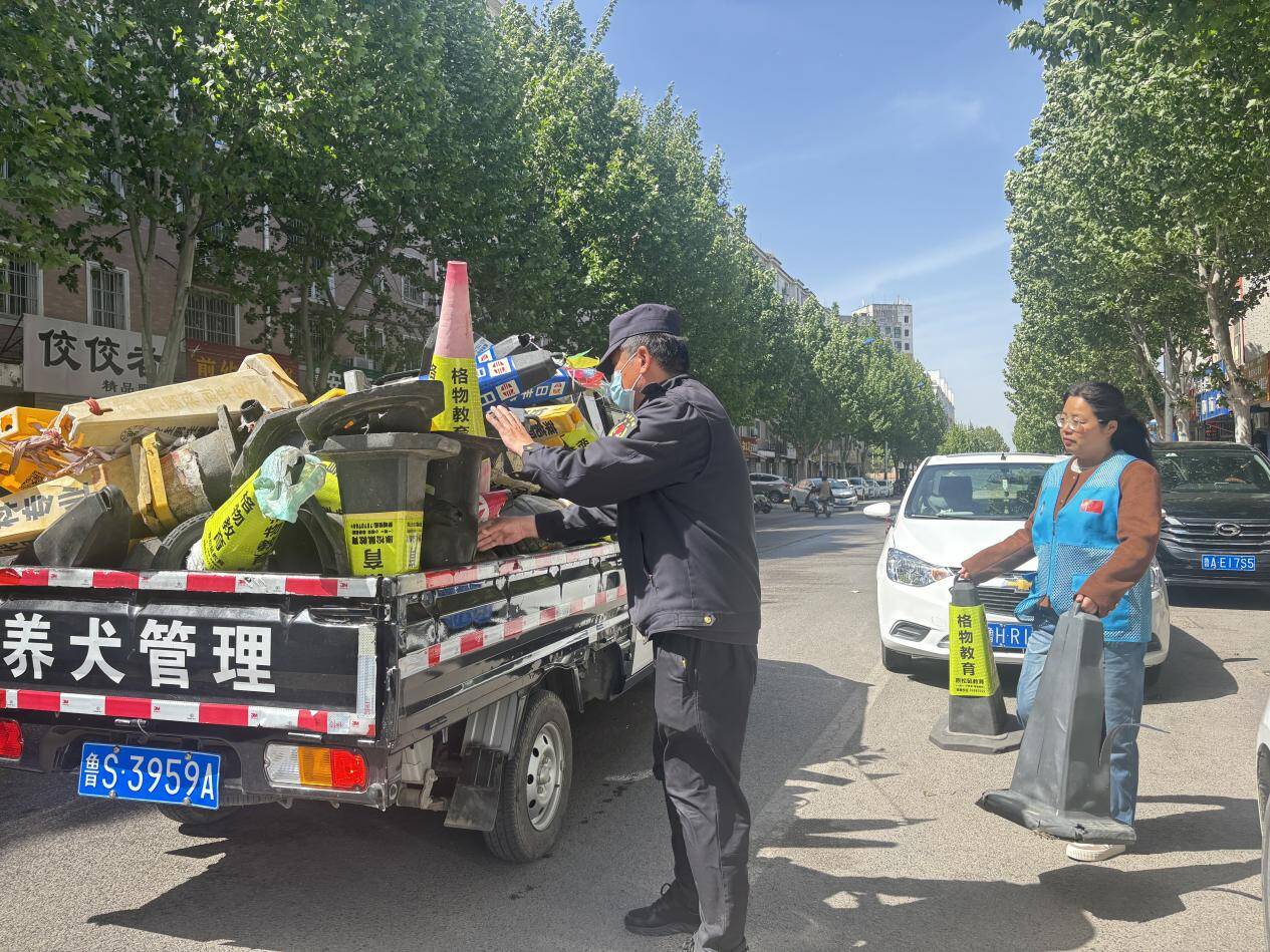 凤城街道：联合执法清路障还路于民保畅通(图1)