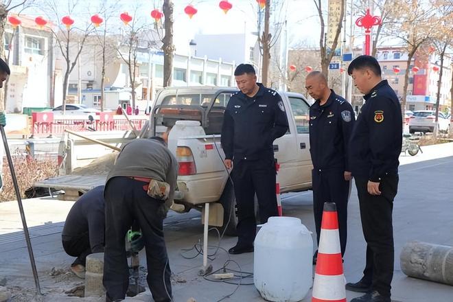 托里县城建监察大队联合公安开展占道石墩路障专项清理整治行动(图1)