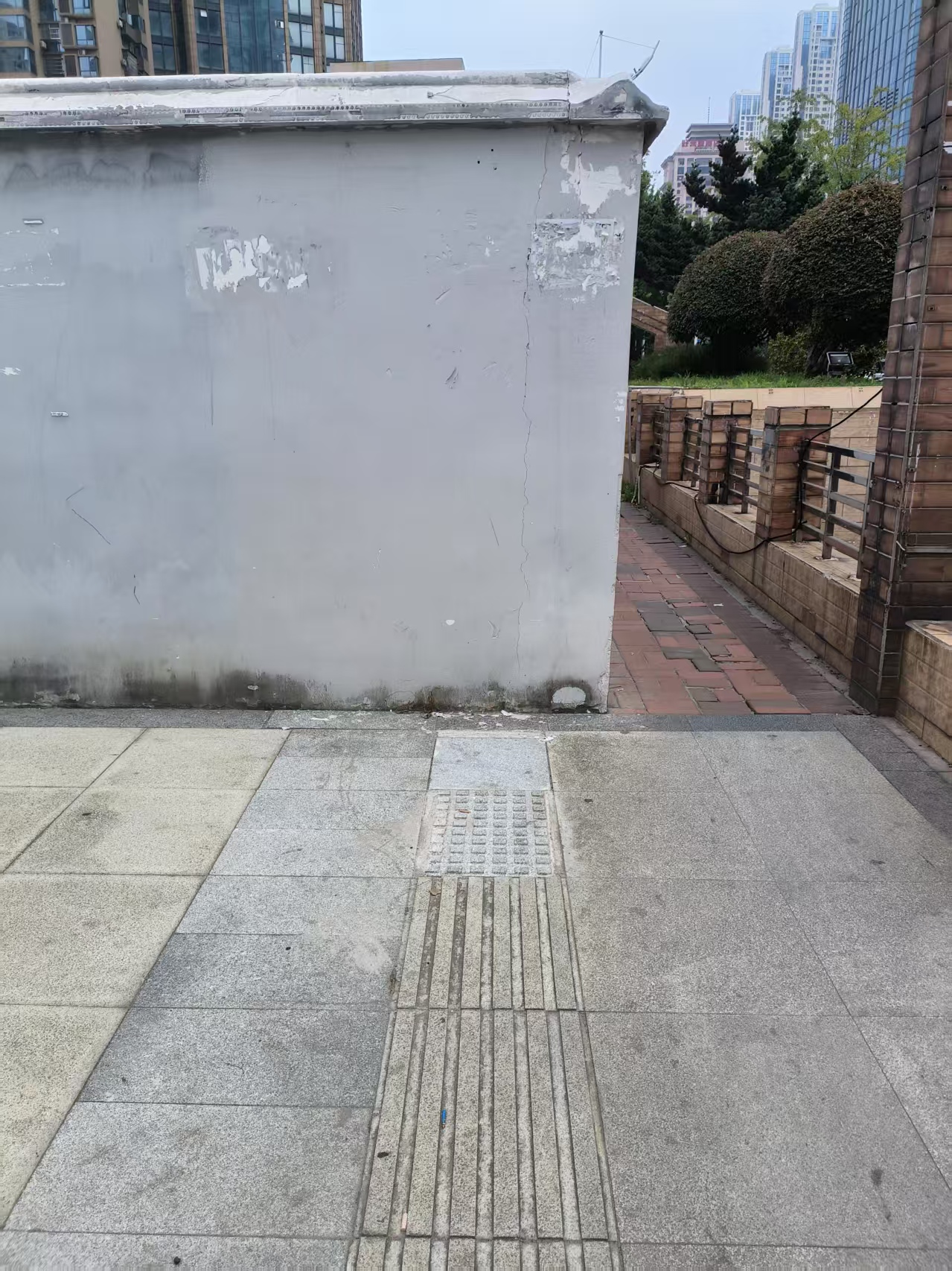 盲道通向一堵墙？记者探访长沙多处盲道被占现场！湖南已专门立法10月1日施行(图2)