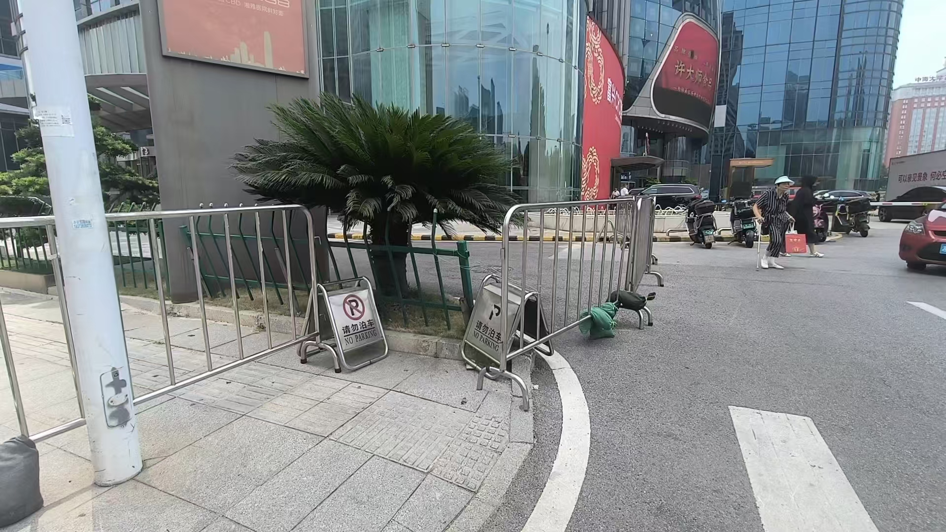 盲道通向一堵墙？记者探访长沙多处盲道被占现场！湖南已专门立法10月1日施行(图3)