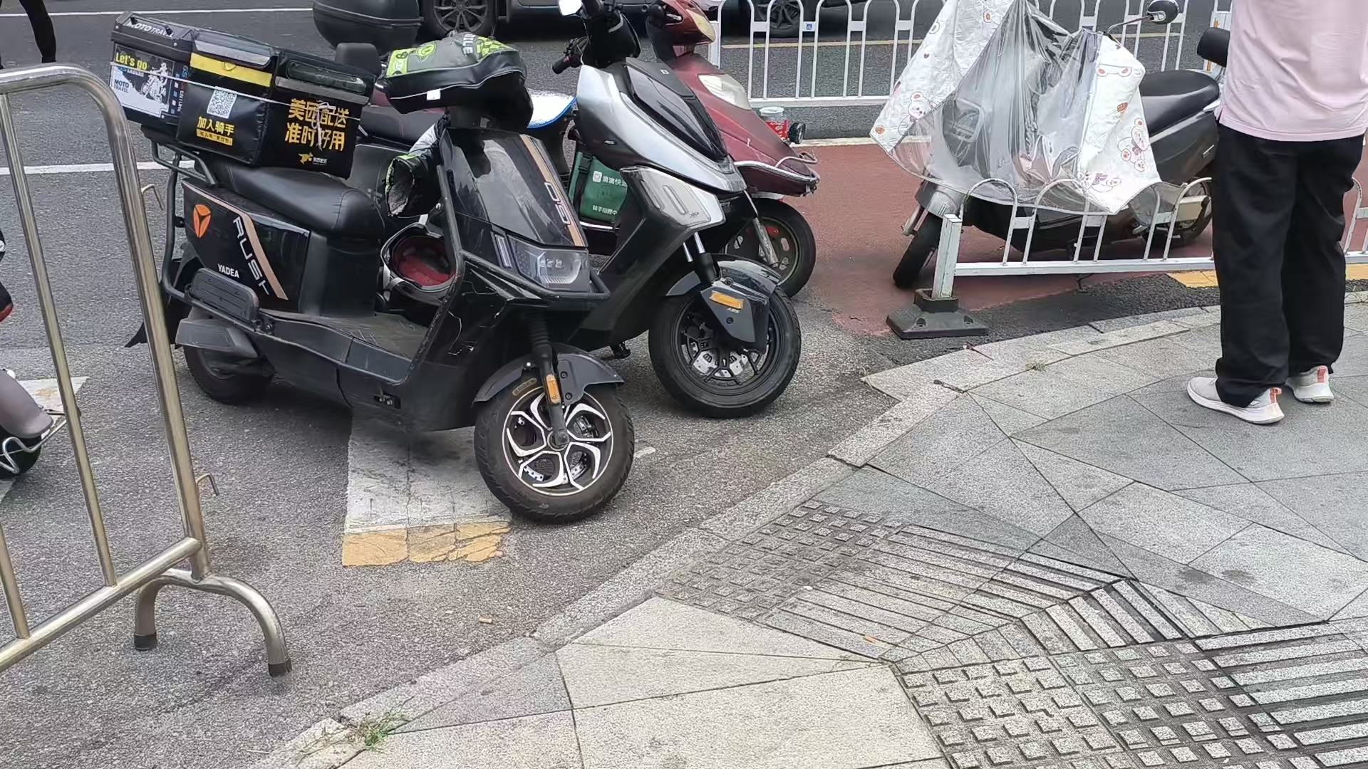 盲道通向一堵墙？记者探访长沙多处盲道被占现场！湖南已专门立法10月1日施行(图6)