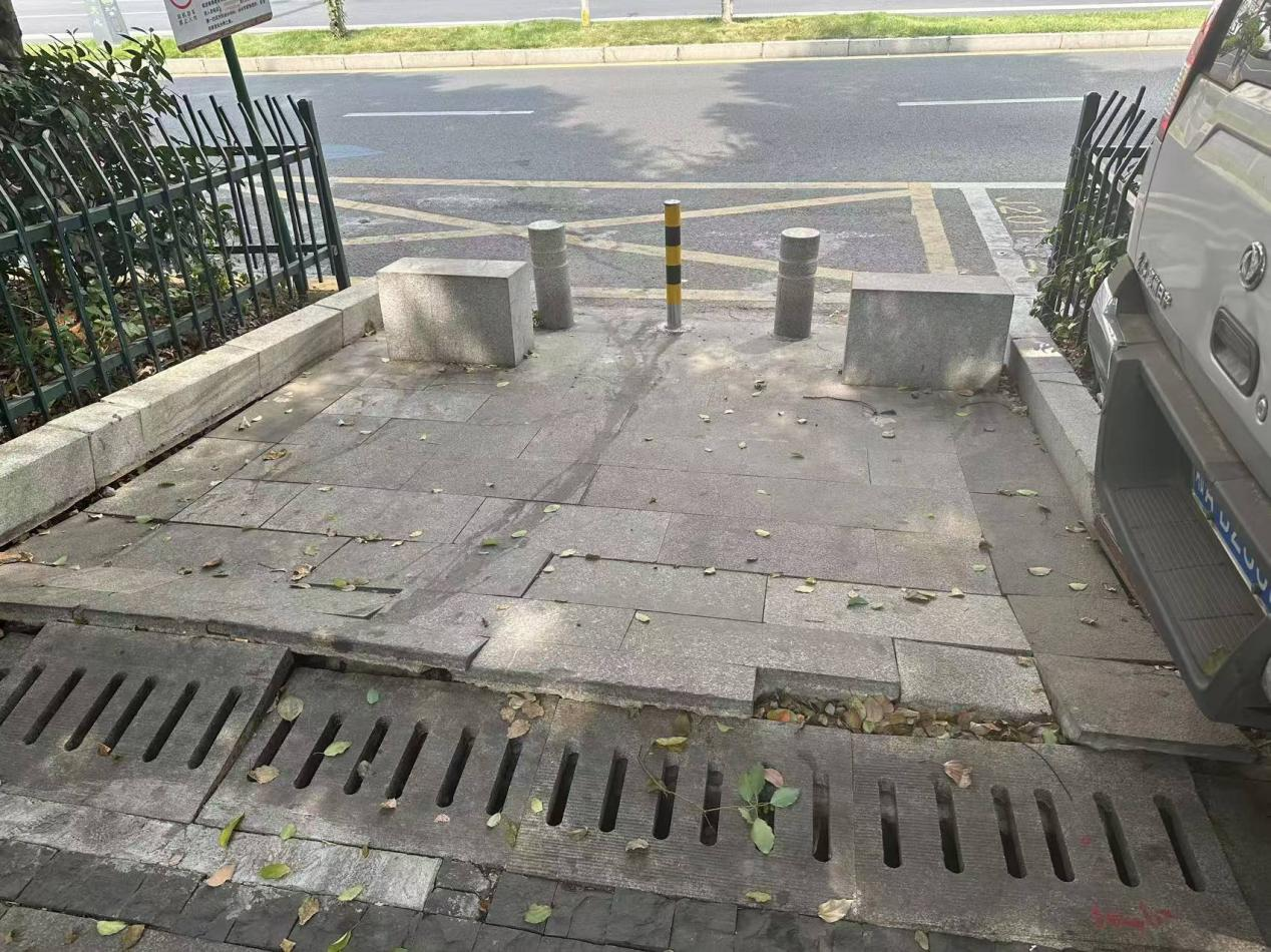 盲道通向一堵墙？记者探访长沙多处盲道被占现场！湖南已专门立法10月1日施行(图7)