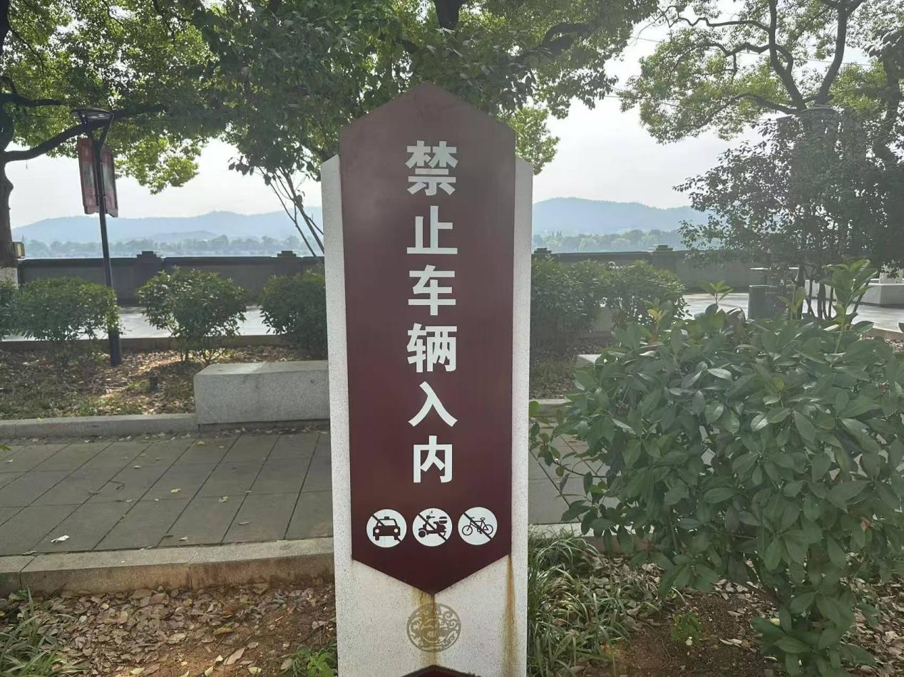 盲道通向一堵墙？记者探访长沙多处盲道被占现场！湖南已专门立法10月1日施行(图8)