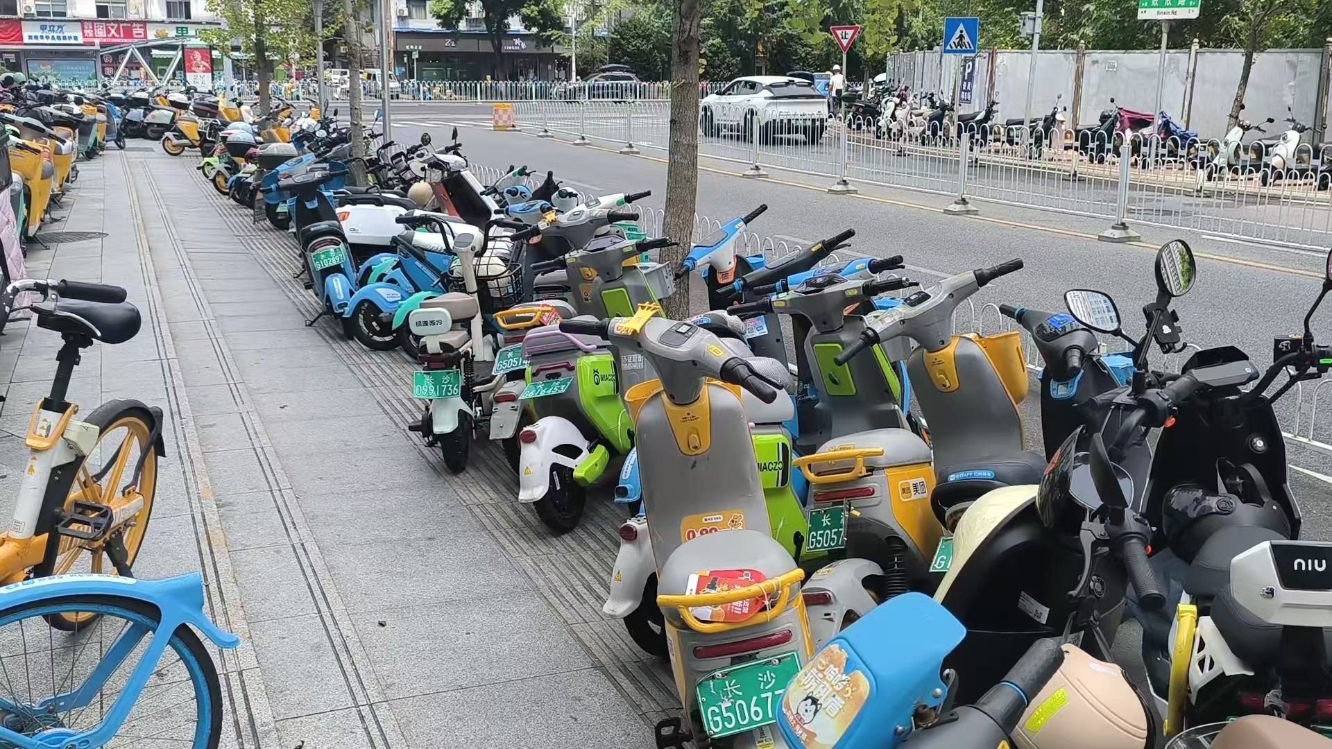 盲道通向一堵墙？记者探访长沙多处盲道被占现场！湖南已专门立法10月1日施行(图9)