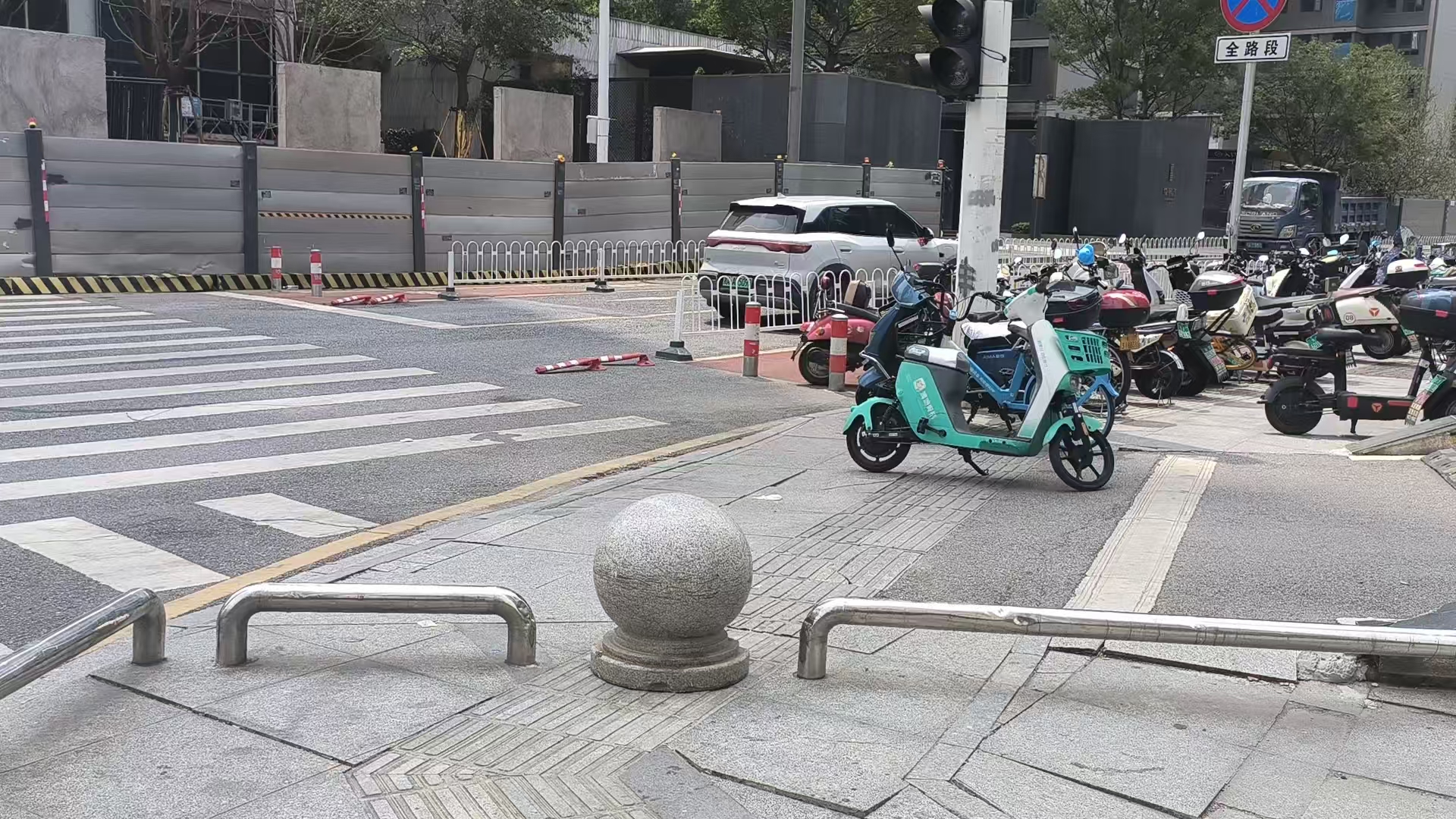 盲道通向一堵墙？记者探访长沙多处盲道被占现场！湖南已专门立法10月1日施行(图13)