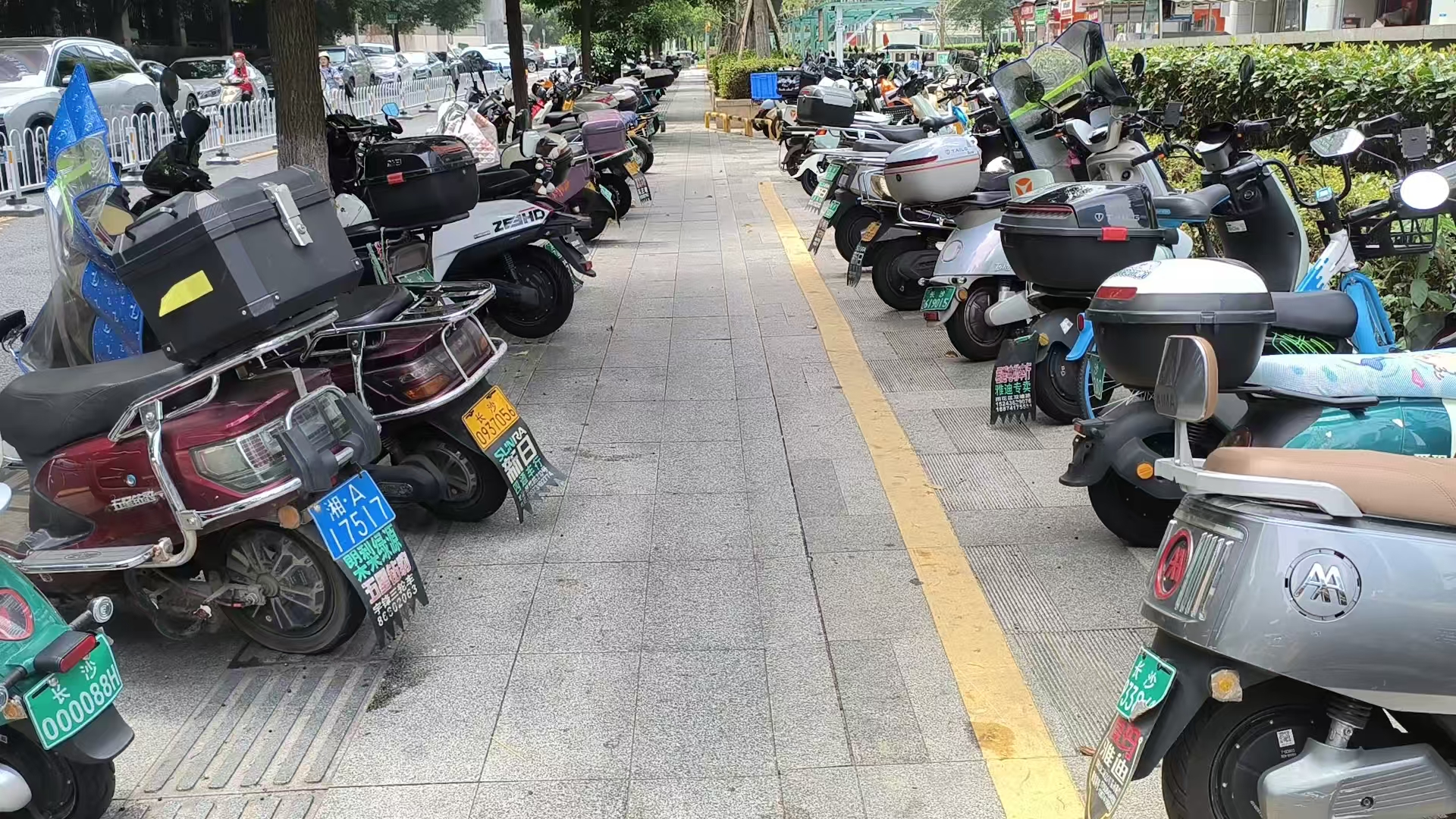 盲道通向一堵墙？记者探访长沙多处盲道被占现场！湖南已专门立法10月1日施行(图14)