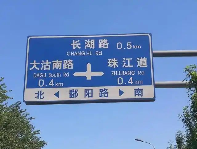 高速路牌大换血！中英文路标全下岗？为何能让司机们疯狂点赞？(图4)