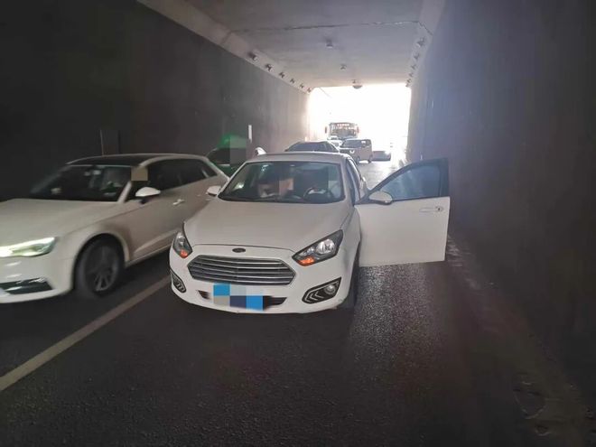 清晨车流之中乐山一宿醉司机停车埋头大睡12分没了……(图1)