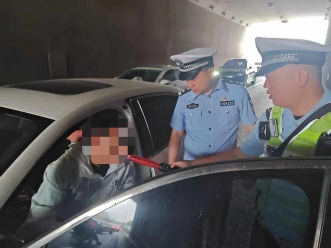 清晨车流之中乐山一宿醉司机停车埋头大睡12分没了……(图3)