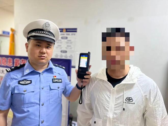 清晨车流之中乐山一宿醉司机停车埋头大睡12分没了……(图4)